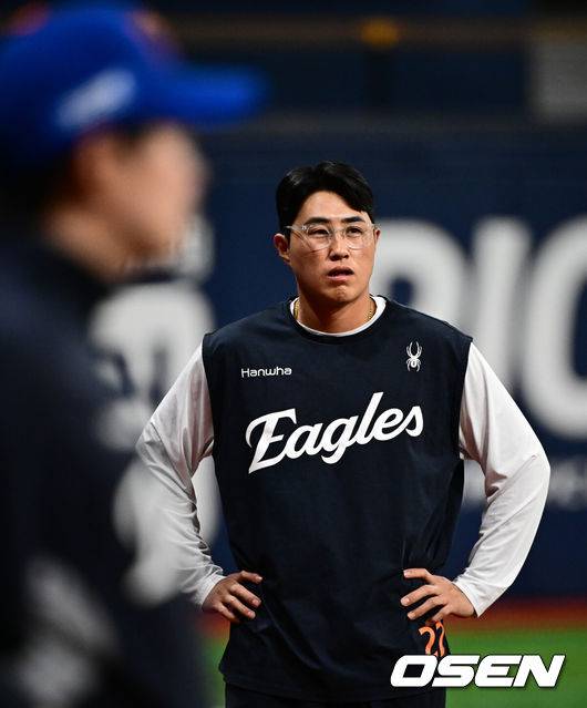 [OSEN=고척, 조은정 기자] 발가락 통증으로 1군 엔트리에서 빠진 한화 채은성이 그라운드에서 훈련을 지켜보고 있다. 2025.08.26 /cej@osen.co.kr