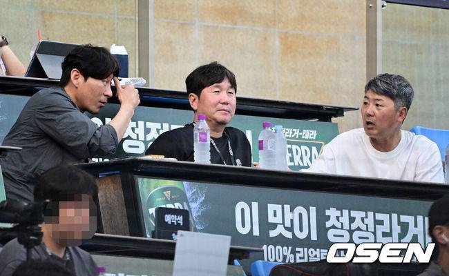 [OSEN=잠실, 지형준 기자] 20일 오후 서울 잠실구장에서 2025 신한 SOL Bank KBO리그 두산 베어스와 SSG 랜더스의 경기가 열렸다.이날 두산은 잭로그, SSG는 전영준을 선발로 내세웠다.WBC 대표팀 류지현 감독(가운데) 강인권 수석코치(왼쪽), 김원형 투수코치가 경기를 지켜보고 있다. 2025.05.20 /jpnews@osen.co.kr