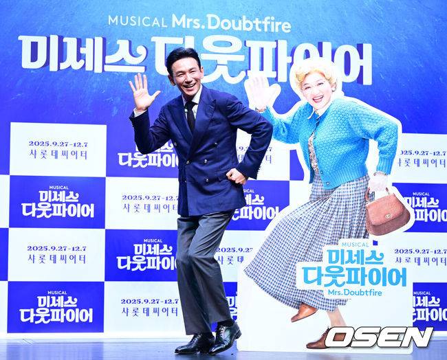 [OSEN=최규한 기자] 2일 오후 서울 서대문구 이화여자대학교 삼성홀에서 뮤지컬 ‘미세스 다웃파이어’ 제작발표회가 열렸다.뮤지컬 '미세스 다웃파이어'는 로빈 윌리엄스 주연의 동명 영화를 뮤지컬로 만든 작품으로 가족의 사랑을 그린 코미디 뮤지컬이다. 이혼한 다니엘이 유모 미세스 다웃파이어로 변장해 전 아내의 집으로 들어가 자녀들을 돌보면서 벌어지는 이야기를 그린다.배우 황정민이 포토타임을 하고 있다. 2025.09.02 / dreamer@osen.co.kr