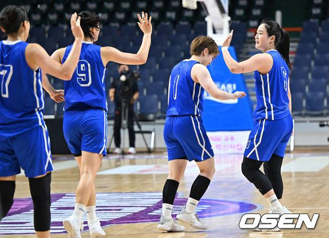 [OSEN=부산, 이석우 기자] 2일 부산 사직실내체육관에서 2025 BNK금융 박신자컵 조별예선 부산 BNK와 용인 삼성생명의 경기가 열렸다. ‘박신자컵’은 한국 여자 농구의 전설적인 선수 박신자를 기리기 위해 2015년에 창설한 대회로 올해는 BNK 썸 등 한국여자프로농구 6개 구단과 후지쯔 레드 웨이브(일본), 덴소 아이리스(일본), 카사데몬트 사라고사(스페인), DVTK 훈테름(헝가리) 등 4개 해외 초청팀이 참가한다.용인 삼성생명 김아름이 4쿼터 막판 역전 3점슛을 성공시키고 하이파이브를 하고 있다. 2025.09.02 / foto0307@osen.co.kr