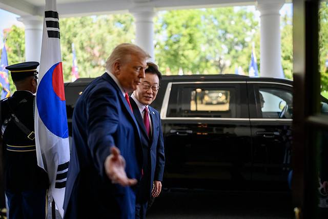 ▲사진 공유 플랫폼 플리커 백악관 공식 계정에 올라온 이재명 대통령과 도널드 트럼프 미국 대통령