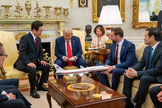 ▲사진 공유 플랫폼 플리커 백악관 공식 계정에 올라온 이재명 대통령과 도널드 트럼프 미국 대통령