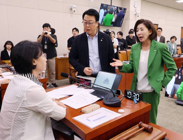 ▲2일 서울 여의도 국회에서 열린 법제사법위원회 전체회의에서 국민의힘 나경원 의원등이 추미애 위원장의 회의 진행 방식에 항의하고 있다. ⓒ연합뉴스