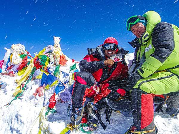 2010년 아들 재석씨와 함께 에베레스트 정상에 오른 허영호 대장(오른쪽).