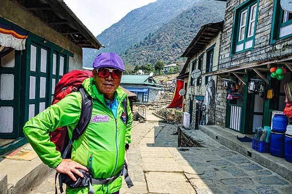 2017년 여섯 번째 에베레스트 등정 당시 베이스캠프 캐러밴 도중 남체 바자르에서 미소짓고 있는 허영호 대장.
