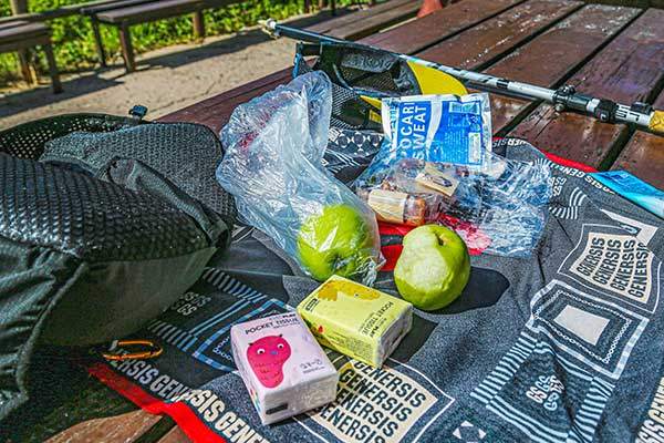 중산리에서 올라온 여성 트레일러너의 식단. 행동식 위주로 구성해 음식물쓰레기 처리를 크게 걱정할 필요가 없다.