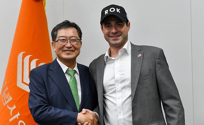 지난 8월29일 서울 용산 전쟁기념관을 찾은&nbsp;토미 조이스&nbsp;미국 에너지부 차관보 대행(오른쪽)이 대한민국의 영문 이니셜인&nbsp;‘ROK’가 새겨진 모자를 쓴 채 백승주 전쟁기념사업회장과 기념촬영을 하고 있다. 전쟁기념사업회 제공