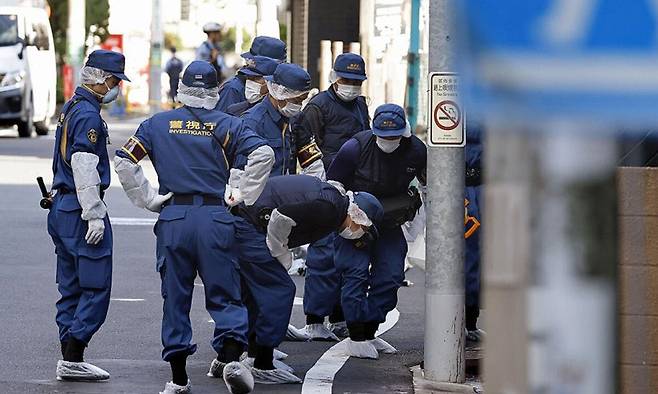 일본 경찰이 지난 1일 도쿄 세타가야구에서 한국인 여성이 피습당한 뒤 쓰러져 있던 장소를 조사하고 있다. 교도연합뉴스