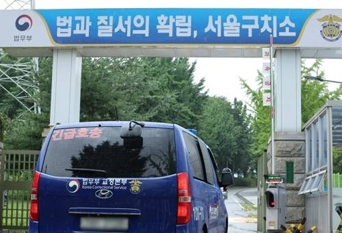 조은석 내란 특검팀이 소환에 불응한 윤석열 전 대통령에 대해 강제구인 절차에 들어간 가운데 14일 윤 전 대통령이 수감된 서울구치소로 법무부 호송차량이 들어가고 있다. 2025.7.14 연합뉴스