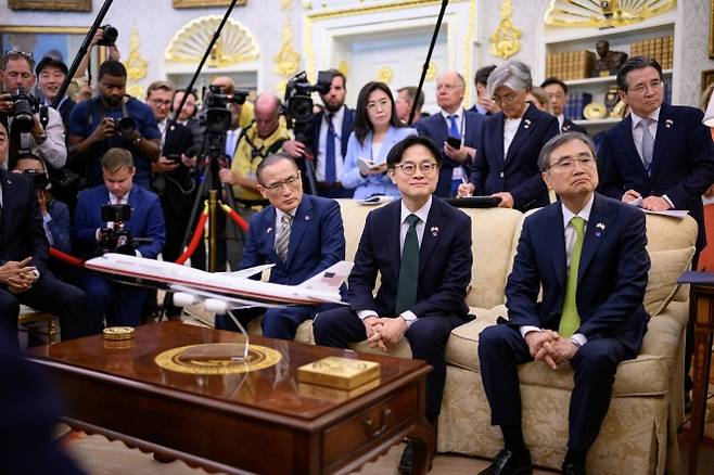 한미정상회담 배석한 한국 측 주요 참모들 - 난 8월 25일(현지시간) 미국 백악관 오벌오피스(미 대통령 집무실) 열린 이재명 대통령과 도널드 트럼프 미국 대통령 간 한미정상회담에 배석한 한국 측 참모들. (앞줄 오른쪽부터)조현 외교부 장관, 김정관 산업통상자원부 장관, 위성락 대통령실 국가안보실장, (뒷줄 오른쪽부터) 김용범 대통령실 정책실장, 강경화 주미한국대사 내정자, 강유정 대통령실 대변인. 2025.09.01.백악관 제공