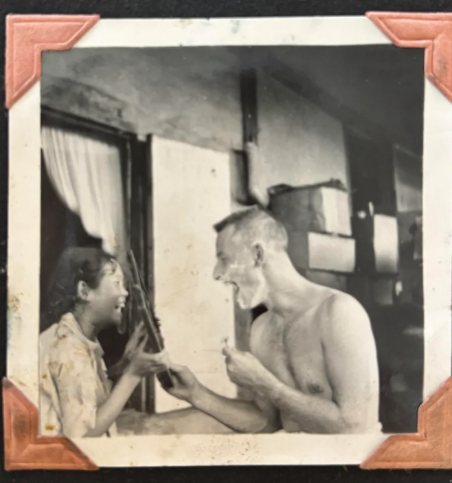 6·25 당시 한국인 여성과 파병 온 미국인 남성 커플의 흑백 사진이 화제다. 한국에서 아이를 낳고 훗날 미국으로 건너가 평생을 함께한 부부의 젊은 시절 애정이 듬뿍 담긴 사진이 감동적이라는 반응이 쏟아진다. 온라인 커뮤니티 ‘레딧’ 캡처