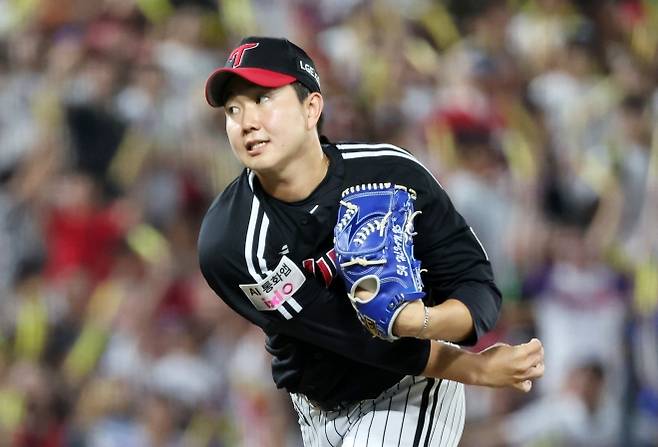 투구하는 유영찬 - LG 트윈스 신민재가 24일 광주 기아챔피언스필드에서 열린 2025 KBO리그 정규시즌 KIA 타이거즈와의 원정 경기에서 공을 던지고 있다. 광주 연합뉴스.