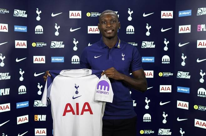 토트넘이 2일(한국시간) 공식 홈페이지를 통해 프랑스 국가대표 공격수 랑당 콜로 무아니를 임대 영입했다고 밝혔다. 토트넘 홈페이지