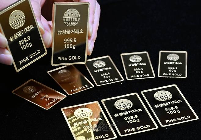금과 은 가격이 급등세를 보이는 2일 서울 종로구 삼성금거래소에서 관계자가 골드바를 내보이고 있다. 홍윤기 기자