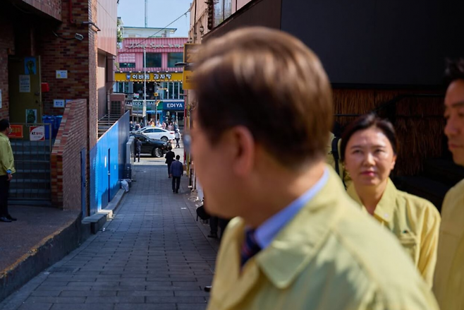 2025년 6월 12일, 이재명 대통령이 서울 용산구 이태원 참사 현장에 조성된 ‘10·29 기억과 안전의 길’을 찾아 현장을 둘러보는 이재명 대통령과 강유정 대변인, 강훈식 비서실장. 대통령실