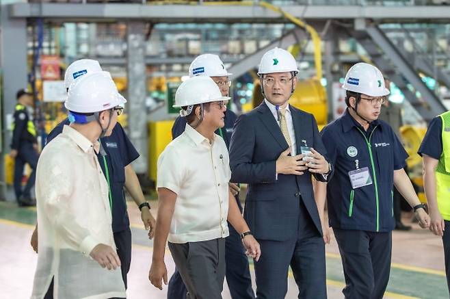 페르디난드 마르코스 주니어(왼쪽 두 번째) 필리핀 대통령과 김성준(세 번째) HD한국조선해양 대표가 HD현대필리핀조선소를 둘러보고 있다. 필리핀 대통령실 제공