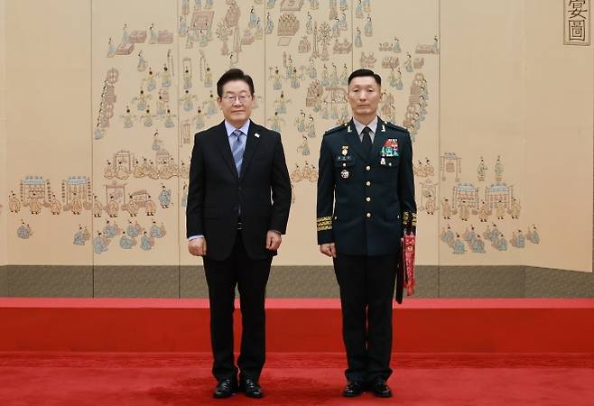 이재명 대통령, 김성민 한미연합사 부사령관 삼정검 수치 수여 - 이재명 대통령이 2일 서울 용산 대통령실 청사에서 열린 대장 진급·보직 신고 및 삼정검 수치 수여식에서 김성민 한미연합사 부사령관의 삼정검에 수치를 달아준 뒤 기념촬영을 하고 있다. 2025.9.2 연합뉴스