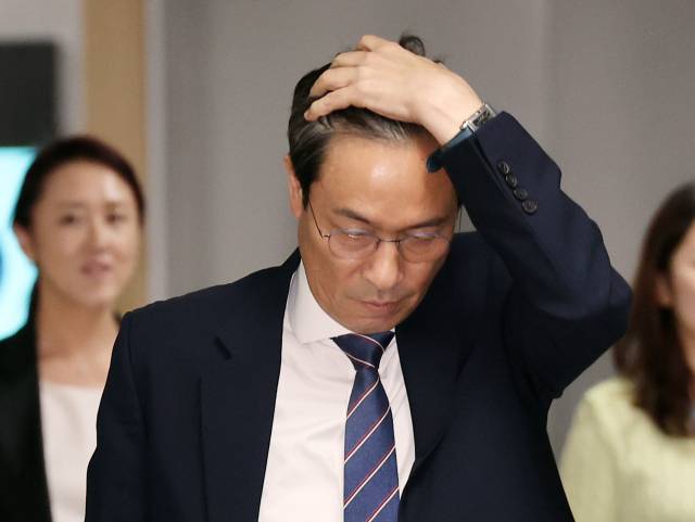 우상호 대통령실 정무수석이 1일 서울 여의도 국회 의원회관에서 열린 정무위 당정협의회 회의실로 향하고 있다. 연합뉴스