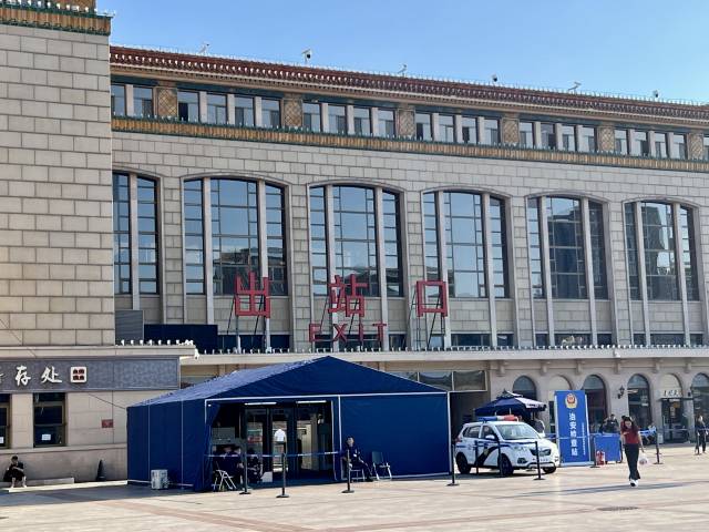 1일 베이징역 출구에 추가로 보안검색대가 설치돼 있다. 김정은 북한 국무위원장을 태운 특별열차가 2일 베이징역에 도착할 것으로 예상됨에 따라 보안이 강화된 것으로 추정된다. 김광수특파원.