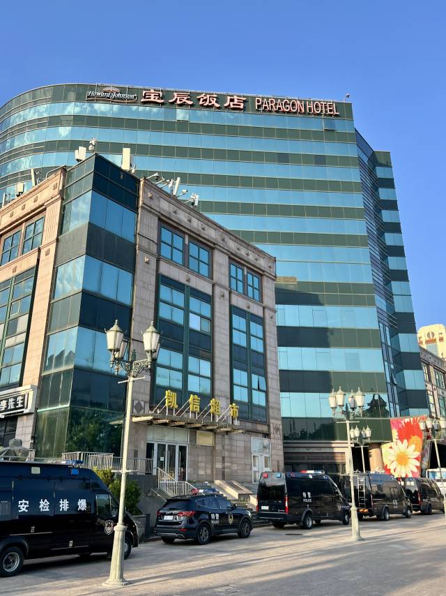 1일 베이징역 맞은편에 위치한 베이징 파라곤호텔을 경찰 차량들이 둘러싸고 있다. 해당 호텔은 김정은 북한 국무위원장이 도착할 것으로 예상되는 베이징역의 철로가 내려다 보이지만 2일까지 외국인의 숙박이 불가능하다고 통보했다. 김광수특파원.