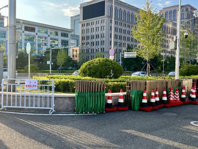 1일 베이징역 주변 도로에 도로 통제를 위한 이동식 바리케이드 등 구조물과 함께 ‘9월 2일 이곳에 주차를 할 수 없다’는 문구가 표시돼 있다. 김광수특파원.