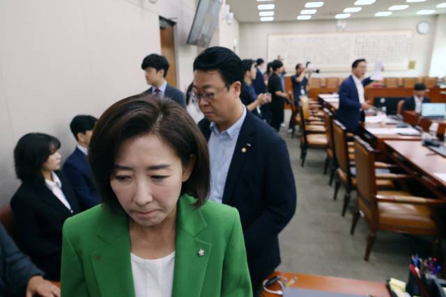 2일 서울 여의도 국회에서 열린 법제사법위원회 전체회의에서 국민의힘 나경원 의원이 추미애 위원장의 회의 진행 방식에 항의하며 퇴장하고 있다. 2025.9.2. 연합뉴스