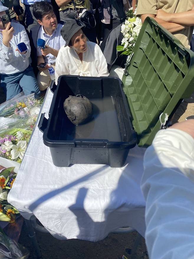 조세이 탄광 사고 현장 수중 수색으로 찾아낸, 희생자 유골로 추정되는 두개골 뼈. ⓒ조세이 탄광 수몰사고를 역사에 새기는 모임 제공