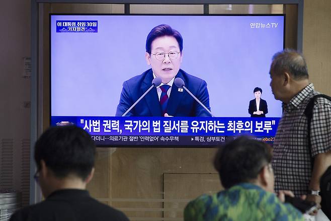 7월3일 서울역 대합실의 시민들이 TV를 통해 이재명 대통령의 취임 30일 기자회견을 지켜보고 있다. ⓒ시사IN 이명익