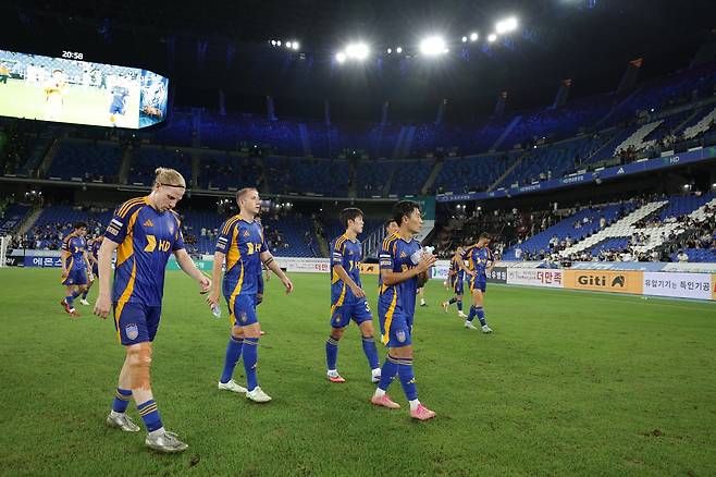 울산 선수들이 8월 30일 울산문수경기장에서 열린 전북과 K리그1 홈경기에서 완패한 뒤 야유하는 팬들을 향해 걸어가고 있다. 사진제공|한국프로축구연맹