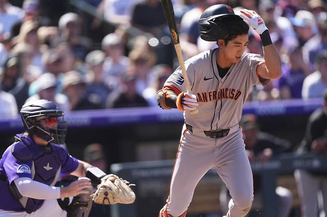 샌프란시스코 이정후(오른쪽)가 2일(한국시간) 쿠어스필드에서 열린 콜로라도전에서 3타수 1안타 1볼넷을 기록했다. 2회초 땅볼을 치고 1루로 달려나가는 이정후. 덴버(미 콜로라도주)｜AP뉴시스