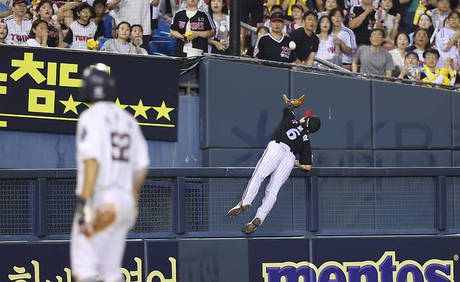LG 구본혁이 7월 25일 두산전 9회말 2아웃 이유찬의 파울 타구를 어렵게 잡아내며 경기를 끝내고 있다. LG 트윈스 제공