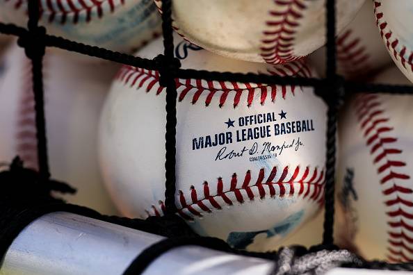 롭 맨프레드 MLB 커미셔너의 사인이 새겨진 MLB 공인구. 게티이미지