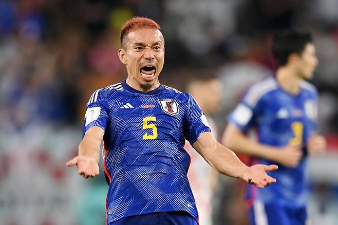 2022 카타르월드컵 16강 크로아티아전에서 동료들을 독려한 일본 대표팀 나가토모 유토.  Getty Images코리아