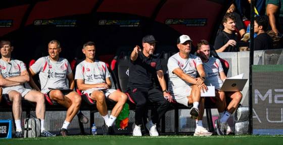 에릭 텐 하흐(검정색 옷) 감독이 바이어 레버쿠젠 벤치에 앉아 전술 지시하고 있다. /사진=바이어 레버쿠젠 공식 홈페이지