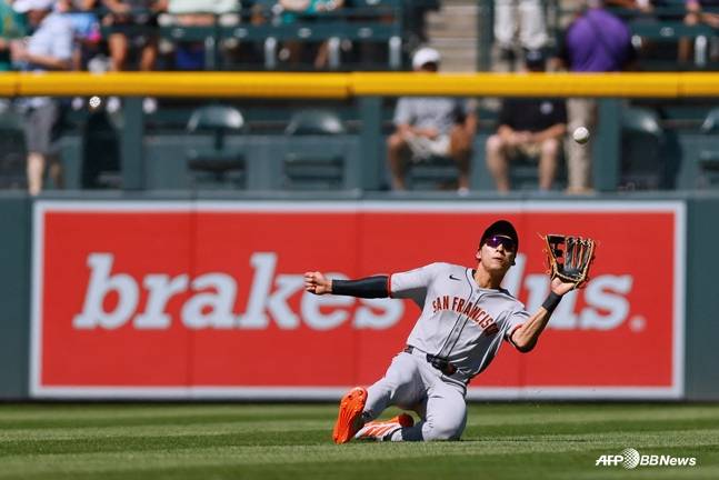 2일 콜로라도전에서 호수비를 선보인 이정후. /AFPBBNews=뉴스1