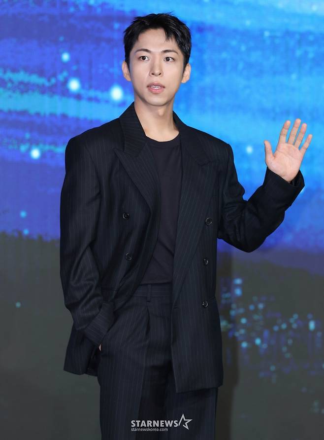 배우 주종혁이 2일 오전 서울 포시즌스 호텔에서 진행된 디즈니+ 오리지널 시리즈 '북극성' 제작발표회에 참석해 포즈를 취하고 있다. 유엔대사로서 국제적 명성을 쌓아온 문주(전지현)가 대통령 후보 피격 사건의 배후를 쫓는 가운데, 그녀를 지켜야만 하는 국적불명의 특수요원 산호(강동원)와 함께 한반도를 위협하는 거대한 진실을 마주하는 첩보 멜로 시리즈 '북극성'은 오는 10일 공개된다. /2025.09.10 /사진=이동훈 photoguy@