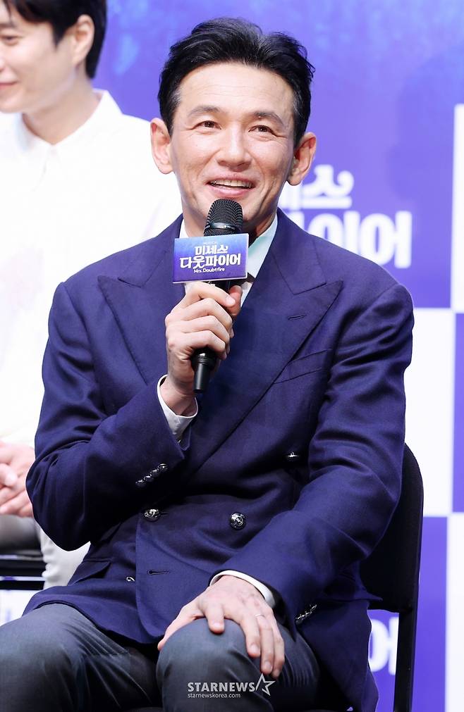 배우 황정민이 2일 서울 서대문구 이화여자대학교 삼성홀에서 진행된 뮤지컬 '미세스 다웃파이어' 제작발표회에 참석해 질의응답을 하고 있다. /2025.09 /사진=김휘선 hwijpg@