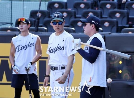 한화 내야수 안치홍(오른쪽)이 2일 대전 한화생명 볼파크에서 열리는 2025 KBO 리그 한화 이글스와 KIA 타이거즈의 경기에 앞서 1군에 동록되며 선수단 훈련에 동참하고 있다. /사진=강영조 선임기자