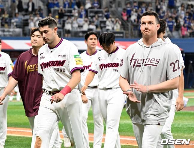 카디네스(왼쪽에서 2번째)와 부상으로 먼저 교체된 로젠버그(오른쪽).