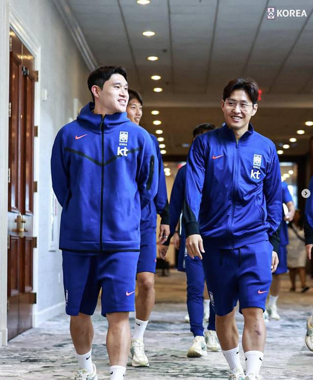 이동경과 이강인(오른쪽). /사진=대한축구협회 SNS