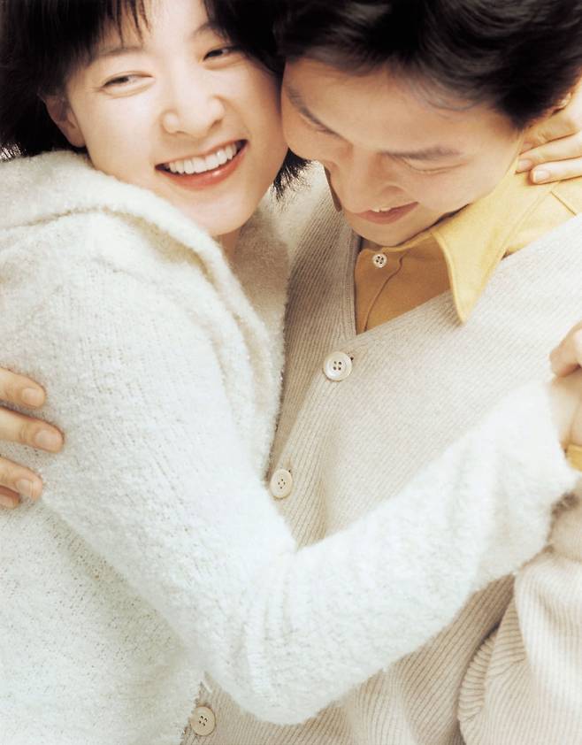 왼쪽부터 이영애, 이정재 /사진=영화 '선물'