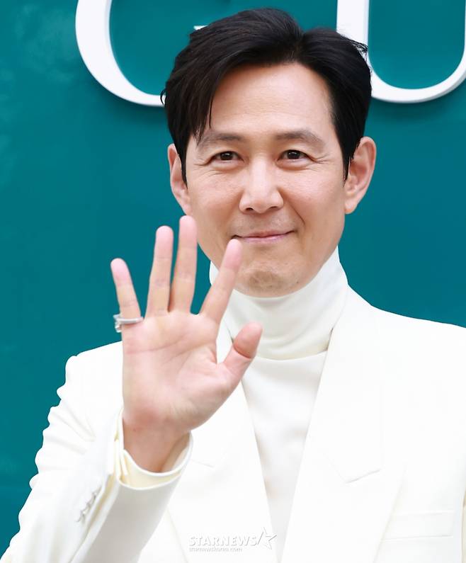 (서울=뉴스1) 권현진 기자 = 배우 이정재가 2일 오후 서울 강남구 구찌 청담 플래그십에서에서 열린 구찌(GUCCI)의 오스테리아 서울 이전·리뉴얼 오픈 기념 행사에 참석해 포즈를 취하고 있다. 2025.9.2/뉴스1  Copyright (C) 뉴스1. All rights reserved. 무단 전재 및 재배포,  AI학습 이용 금지. /사진=(서울=뉴스1) 권현진 기자