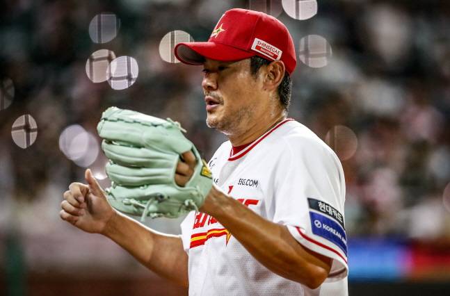 노경은이 8회초를 완벽히 막아내고 마운드에서 내려오고 있다. /사진=SSG 랜더스 제공