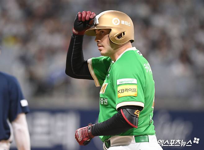 8일 오후 서울 구로구 고척스카이돔에서 열린 '2025 신한 SOL Bank KBO리그' 두산 베어스와 키움 히어로즈의 경기, 4회말 1사 1루 키움 카디네스가 안타를 날린 뒤 세리머니를 하고 있다. 엑스포츠뉴스 DB