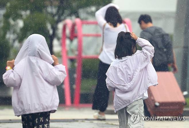 소나기 피하기 위해 뛰는 아이들 [연합뉴스 자료사진]