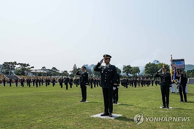 육군 부사관 임관식 5월29일 전북 익산시 육군부사관학교에서 열린 '25-1기 육군 부사관 임관식'에서 임관 부사관들이 국기에 대한 경례를 하고 있다. [육군 제공. 재판매 및 DB 금지]