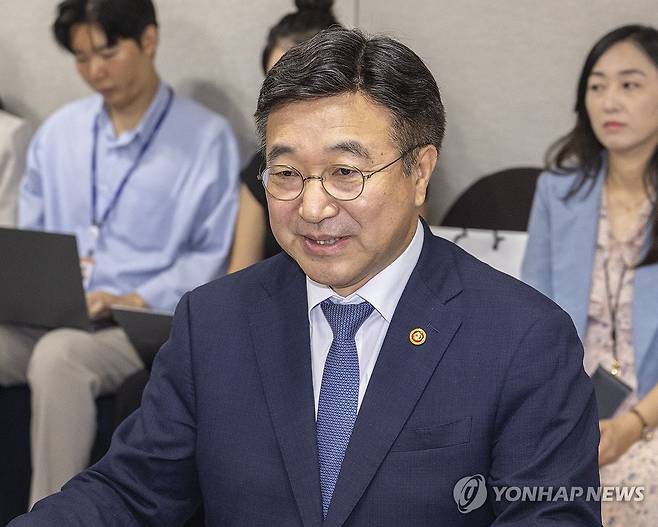 당정에서 발언하는 윤호중 행안부 장관 (서울=연합뉴스) 황광모 기자 = 윤호중 행정안전부 장관이 2일 국회에서 열린 국회 행정안전위원회와 가진 당정에서 신정훈 위원장을 비롯한 의원들에게 인사말을 하고 있다. 2025.9.2 hkmpooh@yna.co.kr