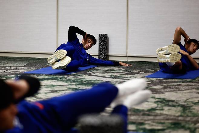 대표팀 선수들과 함께 회복 운동하는 카스트로프 [대한축구협회 제공. 재판매 및 DB 금지]