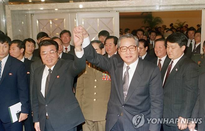 1991년 12월 남북기본합의서 채택 후 손 맞잡은 정원식 전 총리와 연형묵 북한 정무원 총리  [연합뉴스 자료사진] photo@yna.co.kr