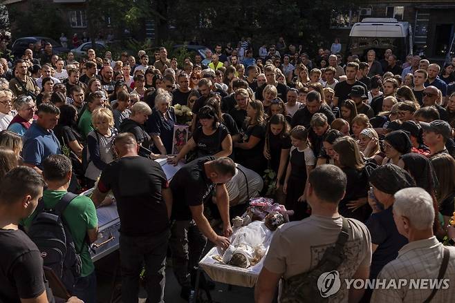 러시아의 미사일 공습으로 희생된 어린이의 장례식 치르는 우크라이나 국민들 [AP 연합뉴스. 재판매 및 DB 금지]